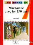 Mur tactile avec les 2-6 ans